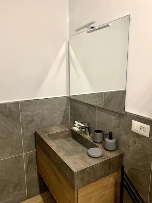 Appartamento Con Terrazzo Sui Tetti Milanesi Exterior foto